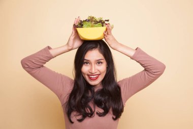 Asyalı kadın nefret salata.