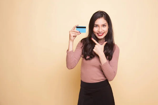 Young Asian woman point to a blank card. — Stock Photo, Image