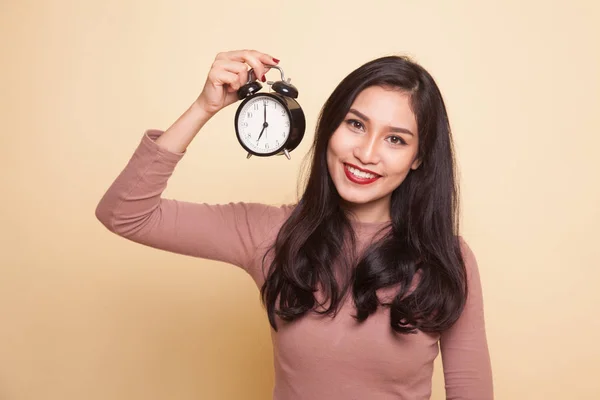 Jovem mulher asiática com um relógio. — Fotografia de Stock