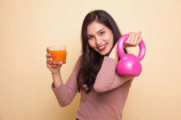 Jovem mulher asiática feliz beber suco de laranja . — Fotografia de Stock