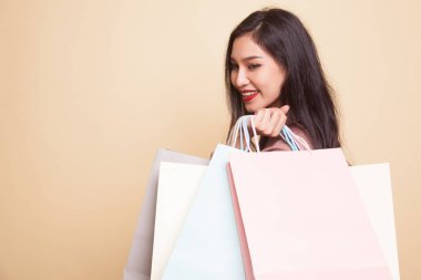 Genç Asyalı kadın ile alışveriş çantası ve boş kartı.