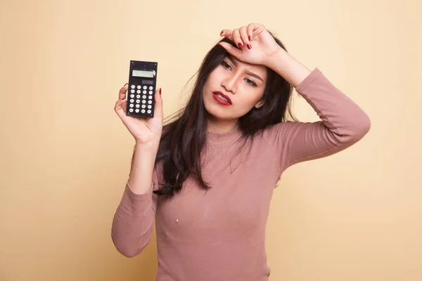 Mujer asiática infeliz con calculadora y alcancía . —  Fotos de Stock