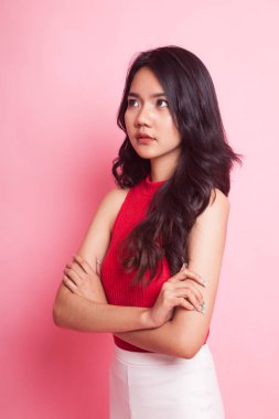 Kırmızı gömlekli güzel genç Asyalı kadın portresi.