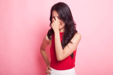 Genç Asyalı kadın hasta ve baş ağrısı var.