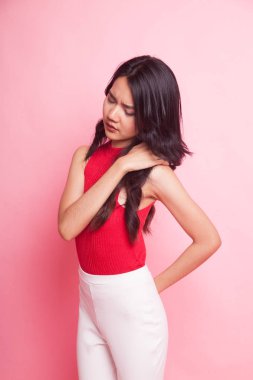 Genç Asyalı kadın geri ağrı var.