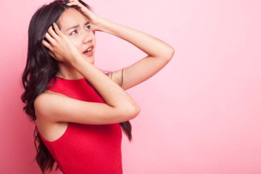 Stresli genç Asyalı işkadını çığlık.