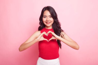 Genç Asyalı kadın kalp işaret göster.