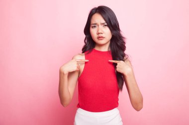 Genç Asyalı kadın kendini noktada sormak neden bana.