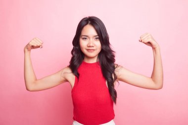 Güzel genç Asyalı kadın flex pazı.