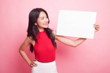 Beyaz boş işareti ile genç Asyalı kadın.