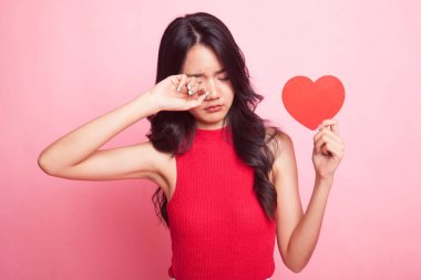 Asyalı kadın üzgün ve kırmızı kalpli cry.