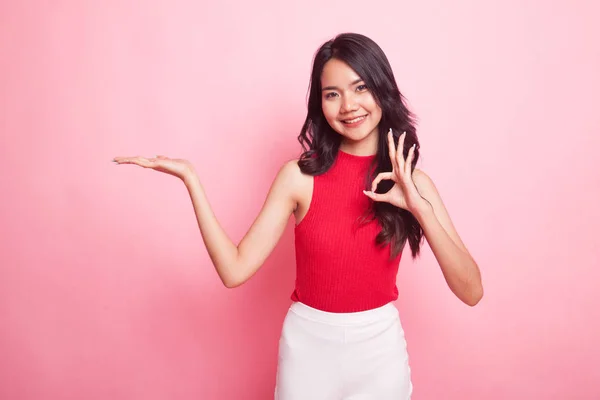 Hermosa joven asiática mostrar la palma de la mano y OK signo . — Foto de Stock