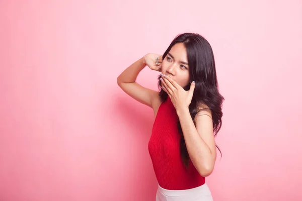 Schläfrig junge asiatische Frau gähnen. — Stockfoto
