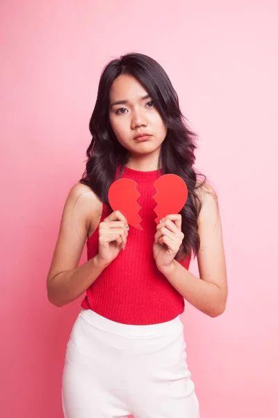 Belle jeune femme asiatique avec le cœur brisé . — Photo