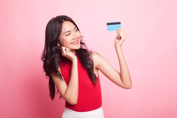 Feliz jovem mulher asiática com um cartão em branco . — Fotografia de Stock