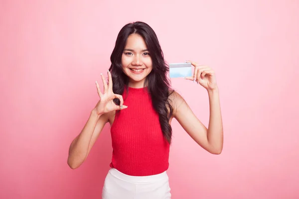 Young Asian woman show OK with a blank card. — Stock Photo, Image