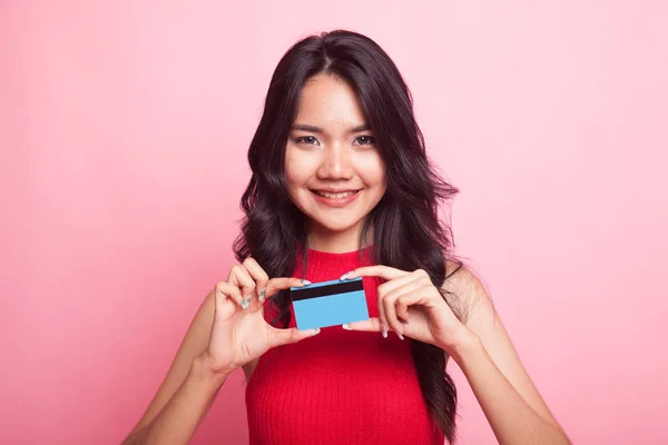 Young Asian woman smile with  blank card. — Stock Photo, Image