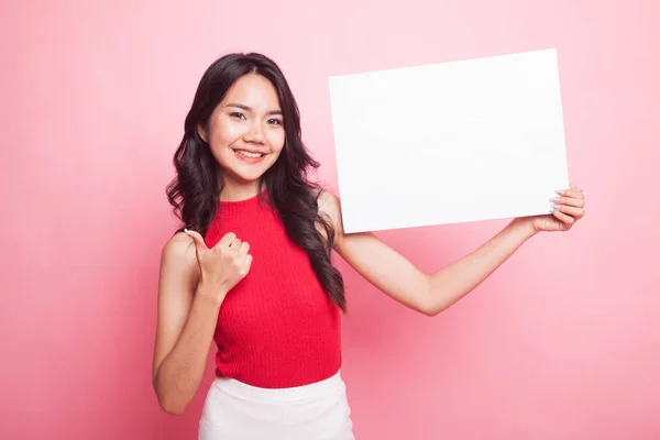 Genç Asyalı kadın ortaya başparmak ile beyaz boş işareti. — Stok fotoğraf