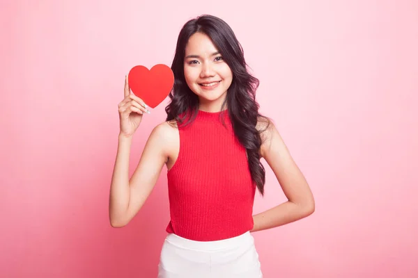 Femme asiatique avec coeur rouge . — Photo