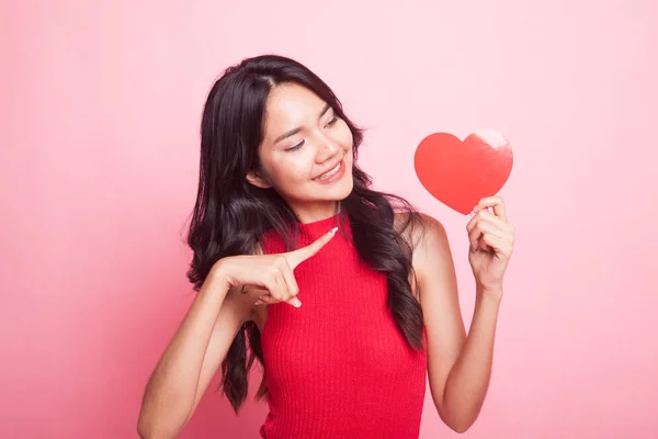 Mujer asiática apuntan al corazón rojo . —  Fotos de Stock