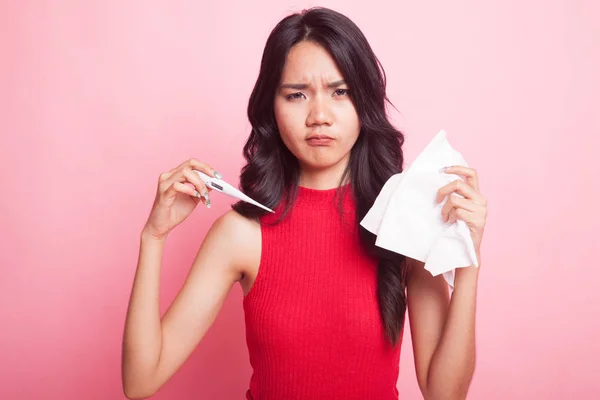 Joven mujer asiática enfermó y gripe . — Foto de Stock