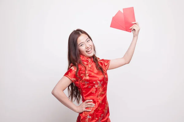 Kırmızı Çin cheongsam elbiseli Asyalı kız — Stok fotoğraf
