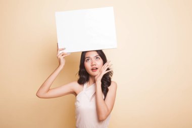 Genç Asyalı kadın sürpriz beyaz boş işareti ile.