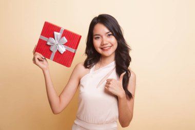 Genç Asyalı kadın Yaşasın bir hediye kutusu ile.
