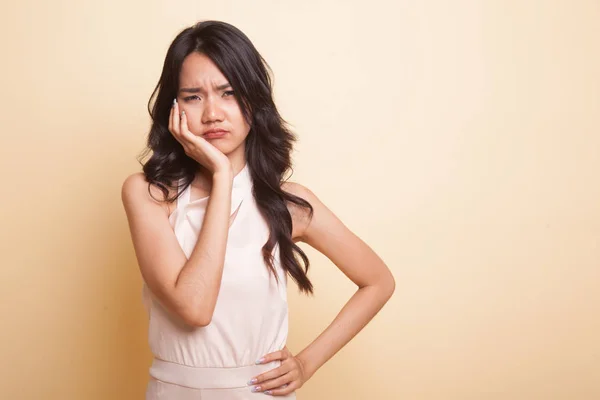 Giovane donna asiatica ha mal di denti . — Foto Stock