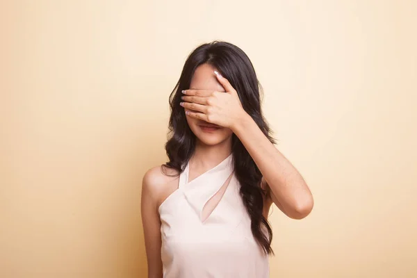 Fiatal ázsiai nő zárja a szemét, kezét. — Stock Fotó