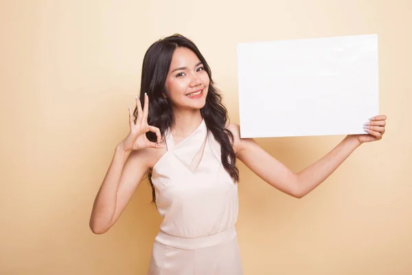 Genç Asyalı kadın göster Tamam beyaz boş işaretiyle. — Stok fotoğraf