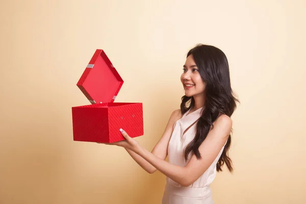 젊은 아시아 여자 오픈 선물 상자. — 스톡 사진