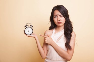 Bir saat noktasına kızgın genç Asyalı kadın.