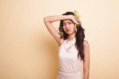 Teyp ölçme ile mutsuz genç Asyalı kadın.