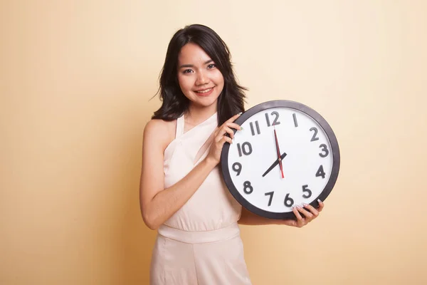 Jovem mulher asiática com um relógio. — Fotografia de Stock