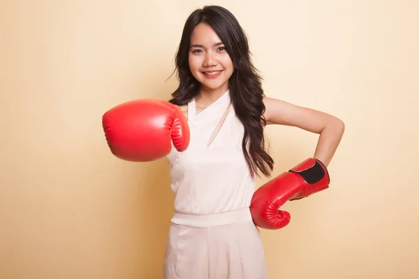 Jonge Aziatische vrouw met rode bokshandschoenen. — Stockfoto