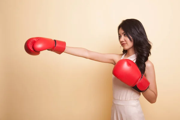 Mladá asijská žena s červeným Boxerské rukavice. — Stock fotografie