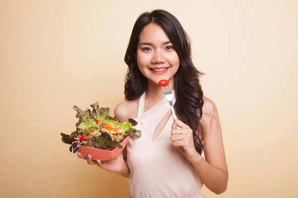 Femme asiatique déteste la salade . — Photo