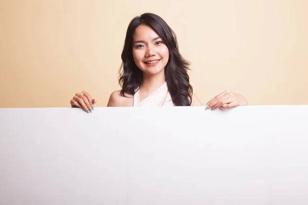 Joven mujer asiática con signo en blanco . — Foto de Stock