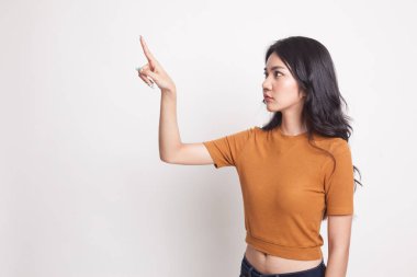 Asyalı kadın parmak ile ekranın dokunmadan.