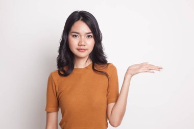 Güzel genç Asyalı kadın Haritayı palm el.