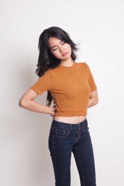 Genç Asyalı kadın geri ağrı var.