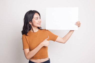 Genç Asyalı kadın ortaya başparmak ile beyaz boş işareti.