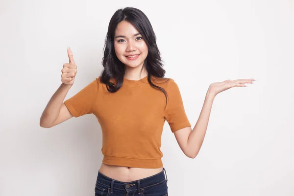 Beautiful young Asian woman show palm hand and thumbs up. — Stock Photo, Image