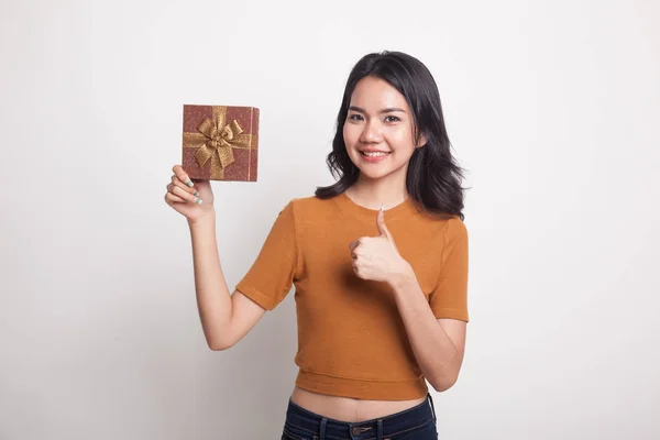 Fiatal ázsiai nő remek ajándék doboz. — Stock Fotó