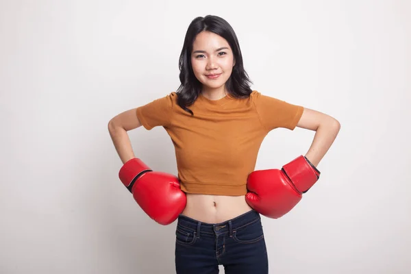 Mladá asijská žena s červeným Boxerské rukavice. — Stock fotografie