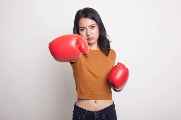 Joven mujer asiática con guantes de boxeo rojos . —  Fotos de Stock