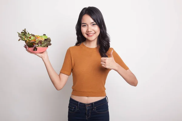 Femme asiatique saine pouces vers le haut avec salade . — Photo