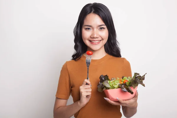 Friska asiatisk kvinna med sallad. — Stockfoto