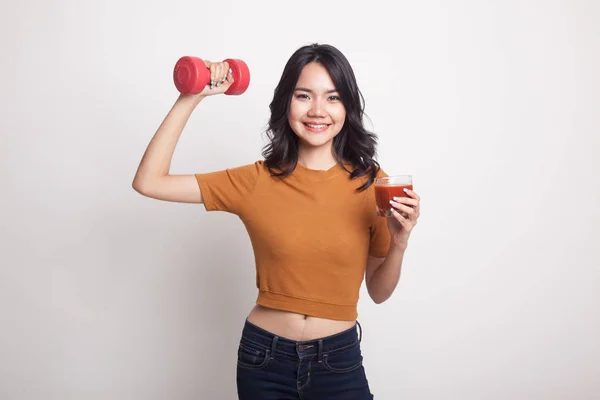 Saludable mujer asiática con mancuerna y jugo de tomate . —  Fotos de Stock